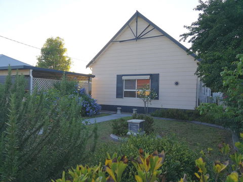 Large 6-Bedroom House With Wifi & Netflix Close To Singleton CBD Hunter Valley - Northern Rivers Accommodation 0