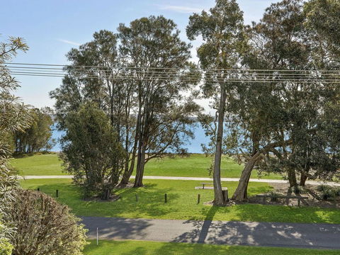 Luxurious Lake House - Northern Rivers Accommodation 3