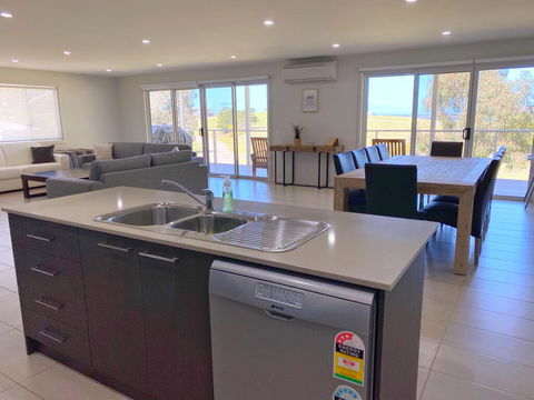 Luxury 3BR Home With KING Bed Metung - Northern Rivers Accommodation 2