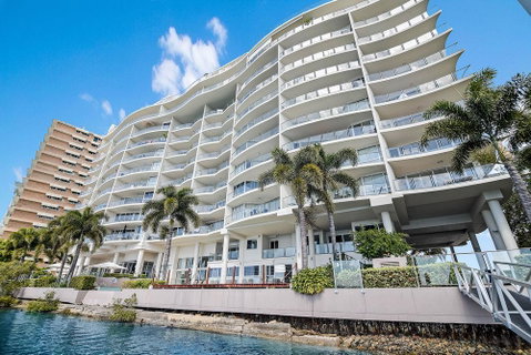 Luxury Waterfront Maroochydore Free Wine Netflix Parking - Northern Rivers Accommodation 2