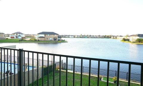 Luxury Waterfront Villa In Sanctuary Lakes - Northern Rivers Accommodation 2