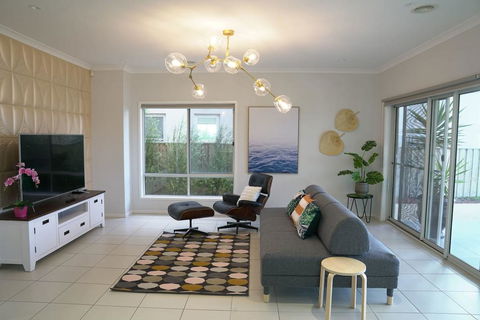 Luxury Waterfront Villa In Sanctuary Lakes - Northern Rivers Accommodation 0
