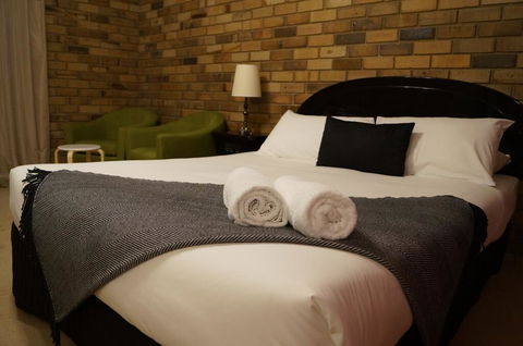 Magdala Motor Lodge & Lakeside Restaurant - Northern Rivers Accommodation 0
