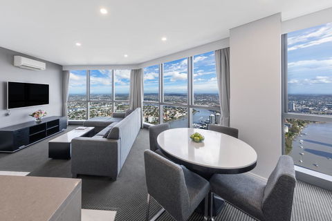 Meriton Suites Adelaide Street - Northern Rivers Accommodation 0