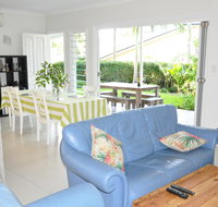 MODERN 3 BEDROOM APARTMENT IN TRADITIONAL QUEENSLANDER  PATIO LEAFY YARD POOL - Northern Rivers Accommodation