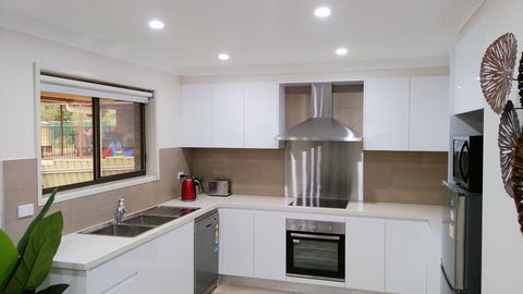 Modern 4-Bedroom House On Cunningham Near Singleton CBD Hunter Valley - Northern Rivers Accommodation 2