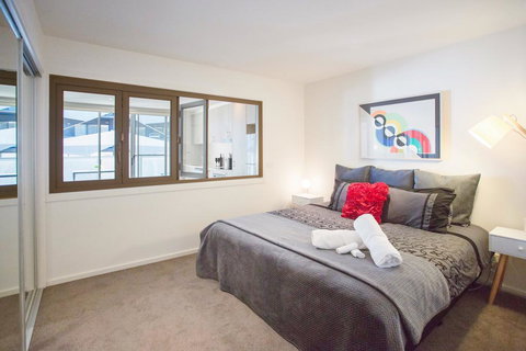 Modern Executive Apartment @ Braddon, 1BR, Wine, Wifi, Secure Parking, Canberra - Northern Rivers Accommodation 2