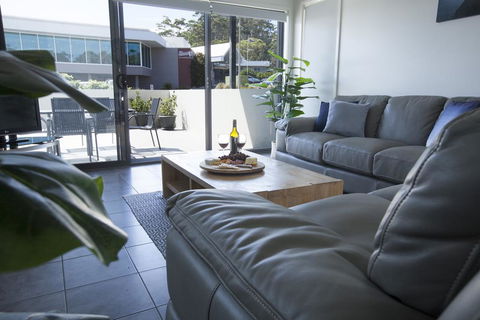 Mollymook Luxury Beachfront Apartment 3 - Northern Rivers Accommodation 3