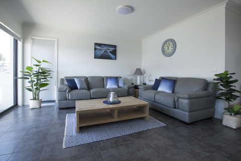 Mollymook Luxury Beachfront Apartment 3 - Northern Rivers Accommodation 2