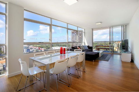 Moore To See - Modern And Spacious 3BR Zetland Apartment With Views Over Moore Park - Northern Rivers Accommodation 0