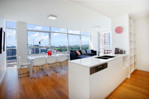 Moore To See - Modern And Spacious 3BR Zetland Apartment With Views Over Moore Park - Northern Rivers Accommodation 3