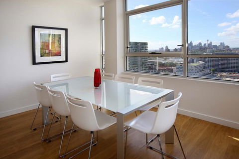 Moore To See - Modern And Spacious 3BR Zetland Apartment With Views Over Moore Park - Northern Rivers Accommodation 1
