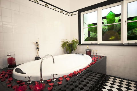 Mountain Whispers The Gatsby - Northern Rivers Accommodation 3