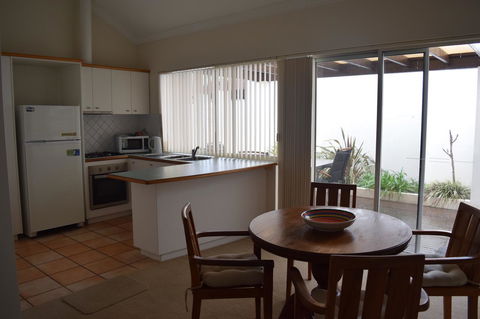 Dunes Scarborough Beach - Northern Rivers Accommodation 7