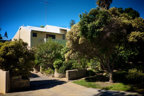 Cottesloe Artist's Beach Retreat - Northern Rivers Accommodation 4