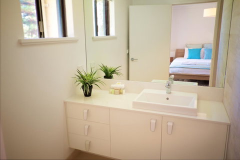 Cottesloe Artist's Beach Retreat - Northern Rivers Accommodation 20