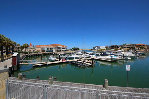 Studio Style Mindarie Marina - Northern Rivers Accommodation 10