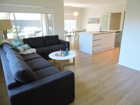 Contemporary Cove - Quindalup - Northern Rivers Accommodation 3
