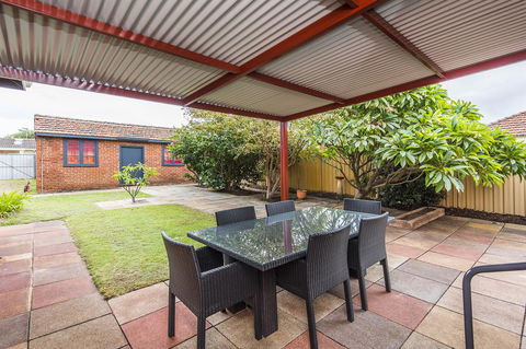Big House Heated Pool 11 Beds Como / South Perth / Applecross - Northern Rivers Accommodation 26