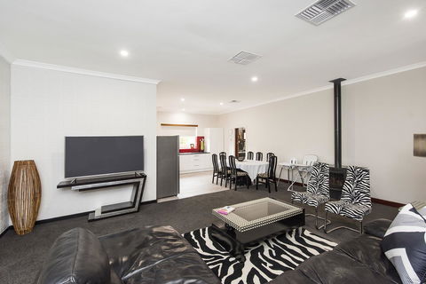 Big House Heated Pool 11 Beds Como / South Perth / Applecross - Northern Rivers Accommodation 2