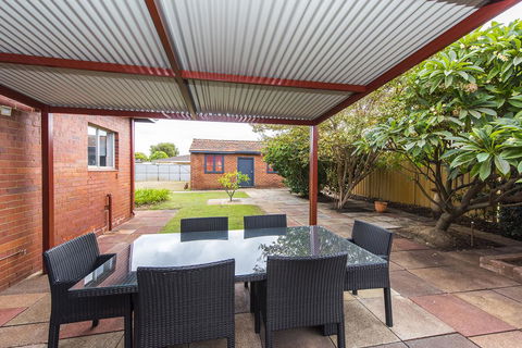 Big House Heated Pool 11 Beds Como / South Perth / Applecross - Northern Rivers Accommodation 28