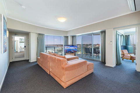 A 406 FANTASTIC OCEAN BEACH And MARINA VIEW APT - MANDURAH - Northern Rivers Accommodation 0