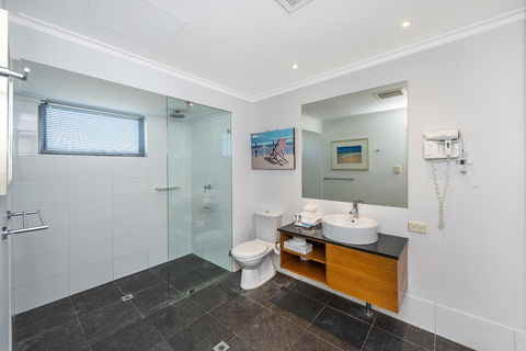 A 406 FANTASTIC OCEAN BEACH And MARINA VIEW APT - MANDURAH - Northern Rivers Accommodation 16