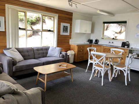 BINALONG BEACH COTTAGE Beachfront At Bay Of Fires Next To Restaurant - Northern Rivers Accommodation 2