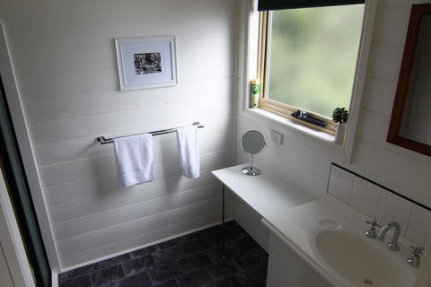BINALONG BEACH COTTAGE Beachfront At Bay Of Fires Next To Restaurant - Northern Rivers Accommodation 7