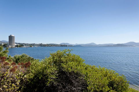 Sandy Bay Waterfront Home - Northern Rivers Accommodation 14