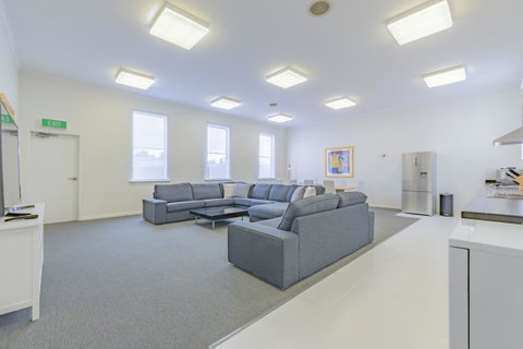 4 Bedroom House - Hobart CBD - Free Parking - Free WIFI - Northern Rivers Accommodation 9