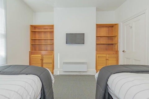 4 Bedroom House - Hobart CBD - Free Parking - Free WIFI - Northern Rivers Accommodation 15