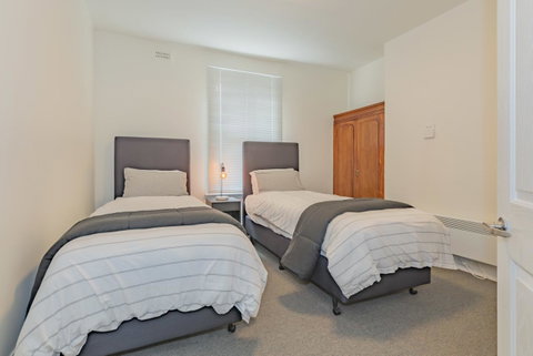 4 Bedroom House - Hobart CBD - Free Parking - Free WIFI - Northern Rivers Accommodation 3