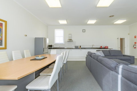 4 Bedroom House - Hobart CBD - Free Parking - Free WIFI - Northern Rivers Accommodation 16
