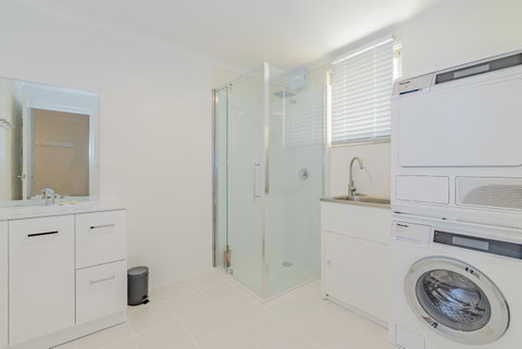 4 Bedroom House - Hobart CBD - Free Parking - Free WIFI - Northern Rivers Accommodation 4
