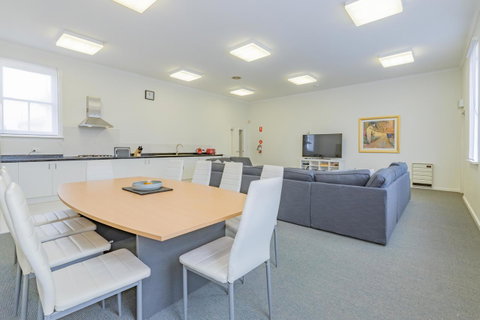 4 Bedroom House - Hobart CBD - Free Parking - Free WIFI - Northern Rivers Accommodation 0