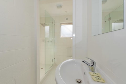 4 Bedroom House - Hobart CBD - Free Parking - Free WIFI - Northern Rivers Accommodation 11