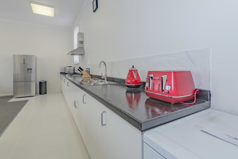 4 Bedroom House - Hobart CBD - Free Parking - Free WIFI - Northern Rivers Accommodation 2