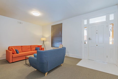 4 Bedroom House - Hobart CBD - Free Parking - Free WIFI - Northern Rivers Accommodation 10