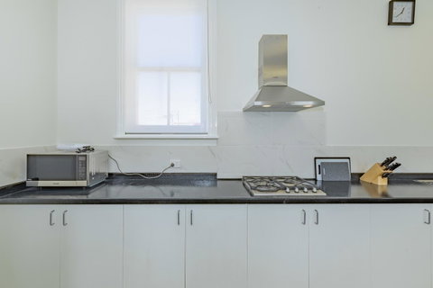 4 Bedroom House - Hobart CBD - Free Parking - Free WIFI - Northern Rivers Accommodation 8