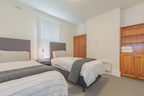 4 Bedroom House - Hobart CBD - Free Parking - Free WIFI - Northern Rivers Accommodation 1