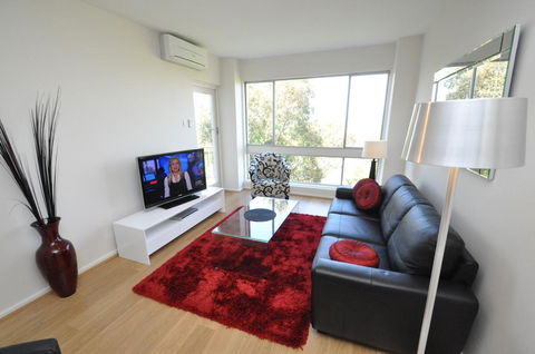 Neutral Bay Self-Contained Modern One-Bedroom Apartment (63BEN) - Northern Rivers Accommodation 1