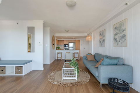 NEW Beautiful 2 Bed Ocean Views In Broadbeach - Northern Rivers Accommodation 3