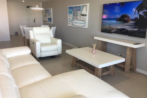 NEW UPMARKET COMFORTABLE 2 Bed, 2 Bath, OCEAN VIEWS, 250m To BUDDINA BEACH! - Northern Rivers Accommodation 3