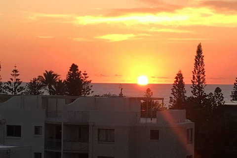 NEW UPMARKET COMFORTABLE 2 Bed, 2 Bath, OCEAN VIEWS, 250m To BUDDINA BEACH! - Northern Rivers Accommodation 1