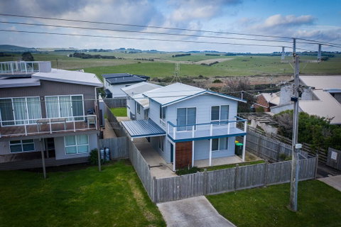 Ocean Chill 10 Minutes Drive To Phillip Island, Pet Friendly Family Home Sleeps 8 - Northern Rivers Accommodation 3