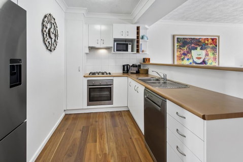 One-Bed Apartment With Balcony And Parking Near CBD - Northern Rivers Accommodation 3