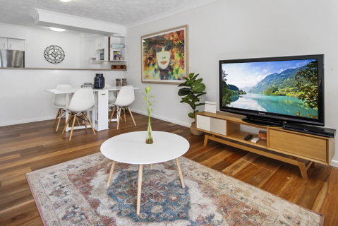 One-Bed Apartment With Balcony And Parking Near CBD - Northern Rivers Accommodation 2