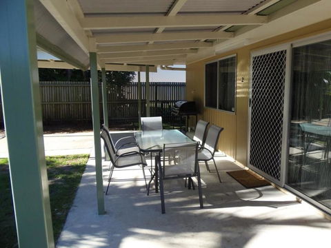Palmgrove 2 - Rainbow Beach, Pet Friendly, Fully Fenced, Air Conditioned, Five Minutes To Beach - Northern Rivers Accommodation 2