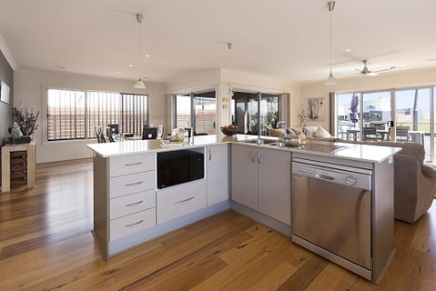 Pelican Landing - Stunning Lake King Views - Northern Rivers Accommodation 1
